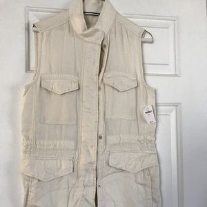 Sleeveless jacket / topper